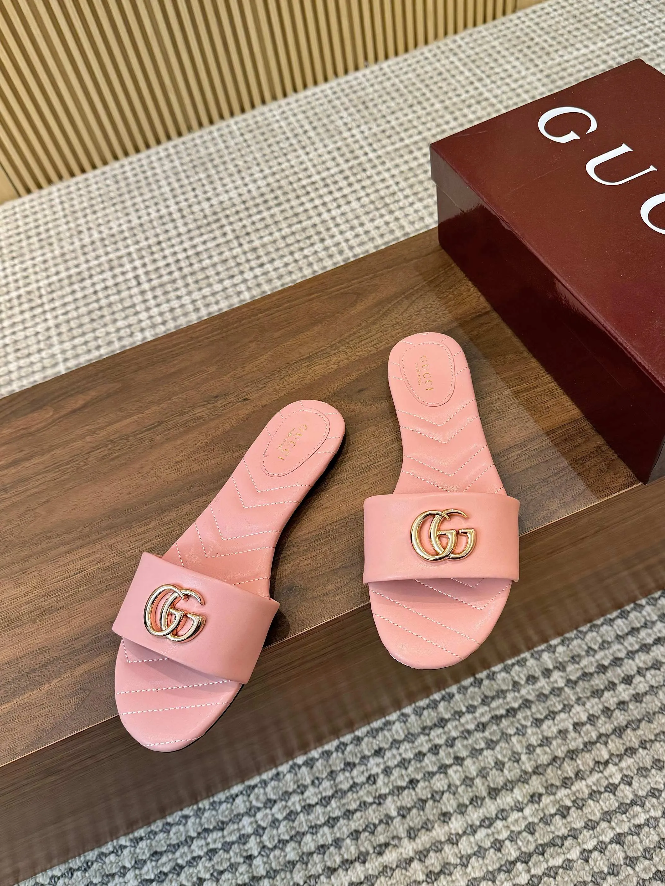👟👟Ex-factory price 440👟👟 💯💯💯Gucci 2025 spring and summer latest popular slip-on sandals series... [Round toe] Latest double G buckle. Embroidery style Original quality 🍃Original European style, 💥perfect on the feet💃💃When worn with this shoe, it is elegant and crystal clear. No matter the materials of the accessories, they are all customized one by one. You must go to get the original version. The whole series is full of exciting and innovative elements. The texture of different materials, the texture of the materials, and the expression of the materials have a strong artistic atmosphere... ❶ Upper: imported cowhide ❷ Inner lining: customized imported sheepskin ❸ Foot pads: customized imported sheepskin ❹ Outsole: imported Italian genuine leather outsole ❺ Heel height: 1.5CM ❻ Packaging: Original full set of packaging ❼ Code number: 35-43 (41.42.43 customized is not returnable)